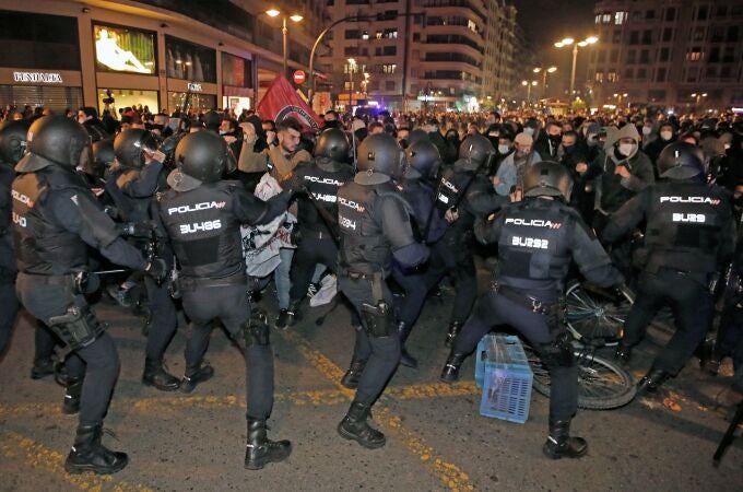 La Policía antidisturbios carga contra los manifestantes durante la concentración convocada en Valencia en protesta por la detención e ingreso en prisión del rapero Pablo Hasel.