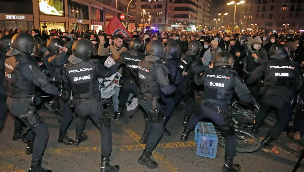 La Policía antidisturbios carga contra los manifestantes durante la concentración convocada en Valencia en protesta por la detención e ingreso en prisión del rapero Pablo Hasel.
