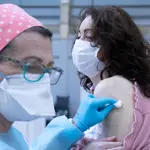 Personal sanitario durante el proceso de vacunación contra la covid
