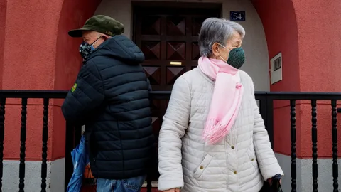 GUITIRIZ (LUGO), 18/02/2021.- Un matrimonio abandona su domicilio para dar un paseo este jueves en Guitiriz (Lugo), uno de los lugares de Galicia con la incidencia más alta por Covid