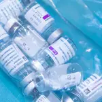 Viales de la vacuna AstraZeneca contra la Covid-19 que se administró al personal de servicio de ayuda a domicilio en las instalaciones deportiva del pabellón Sadus de la Universidad de Sevilla