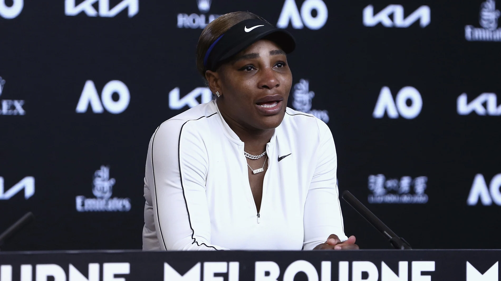 Serena Williams no pudo contener las lágrimas en la conferencia de prensa.