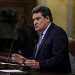 El ministro de Inclusión, Seguridad Social y Miraciones, José Luis Escrivá, durante el pleno del Congreso que este jueves vota la convalidación de los decretos leyes que regulan el nuevo complemento por hijo de las pensiones y la prórroga de las ayudas hasta el 31 de mayo a los expedientes de regulación temporal de empleo (ERTE) y a los autónomos