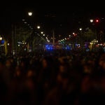 Grupos manifestantes que apoyan a Pablo Hasel durante los disturbios en Barcelona (España), a 17 de febrero de 2021