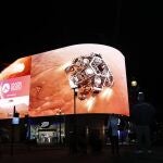 Una pantalla gigante en Londres ofrece imágenes del Perseverance a su llegada a Marte