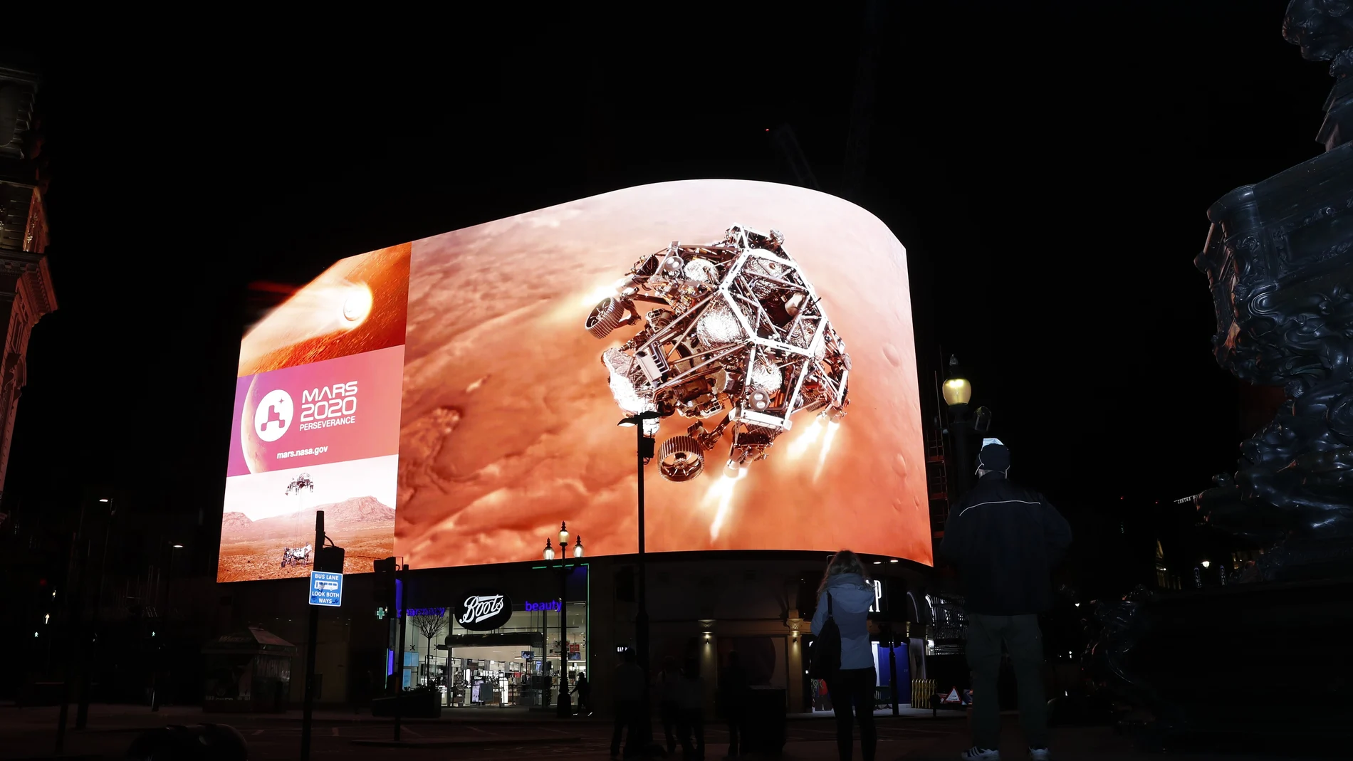 Una pantalla gigante en Londres ofrece imágenes del Perseverance a su llegada a Marte