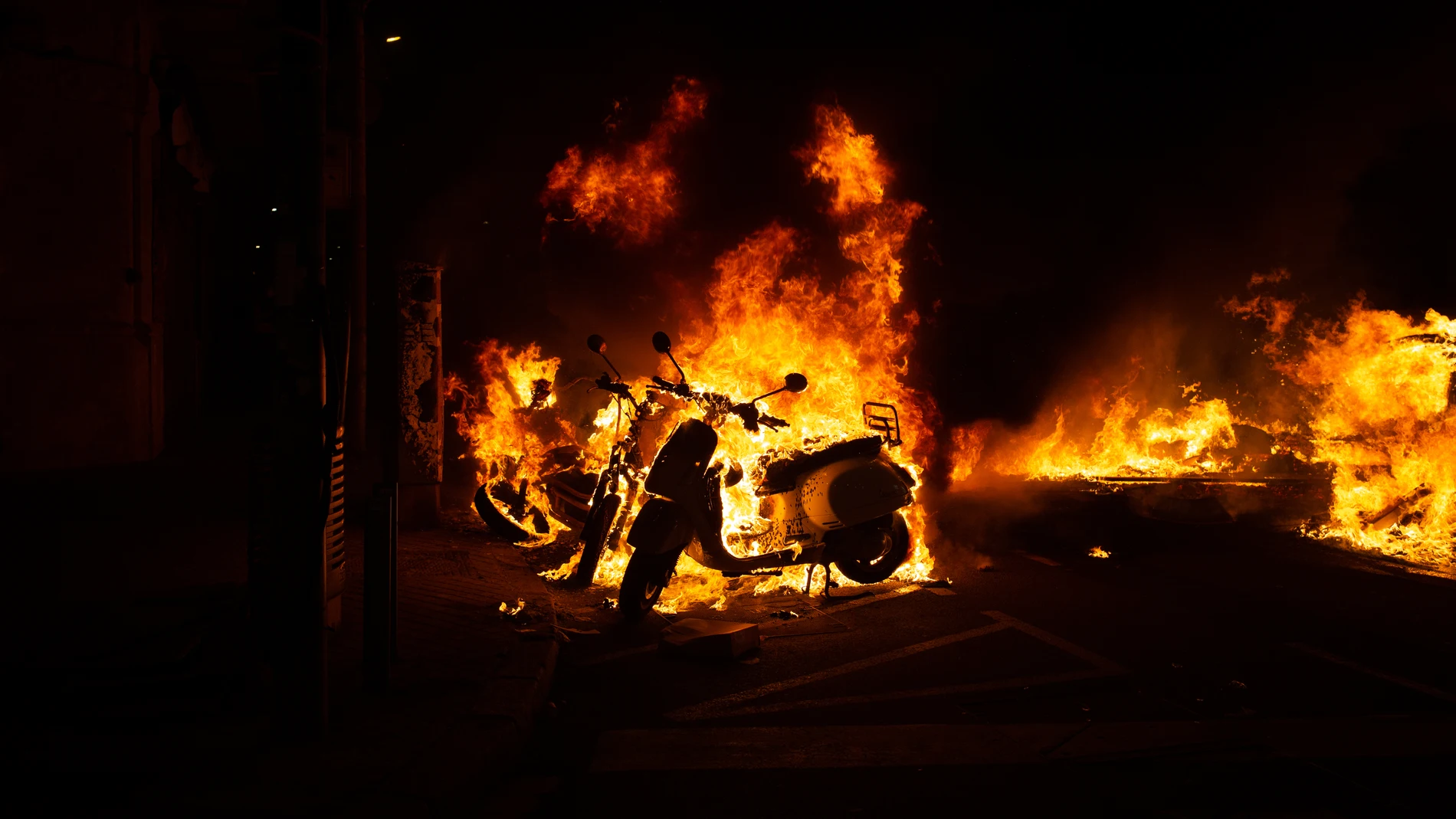 Incendio provocado por los manifestantes que apoyan a Pablo Hasél durante los disturbios en Barcelona (España).