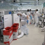 Sanitarios trabajando en el nuevo Hospital Isabel Zendal de Madrid