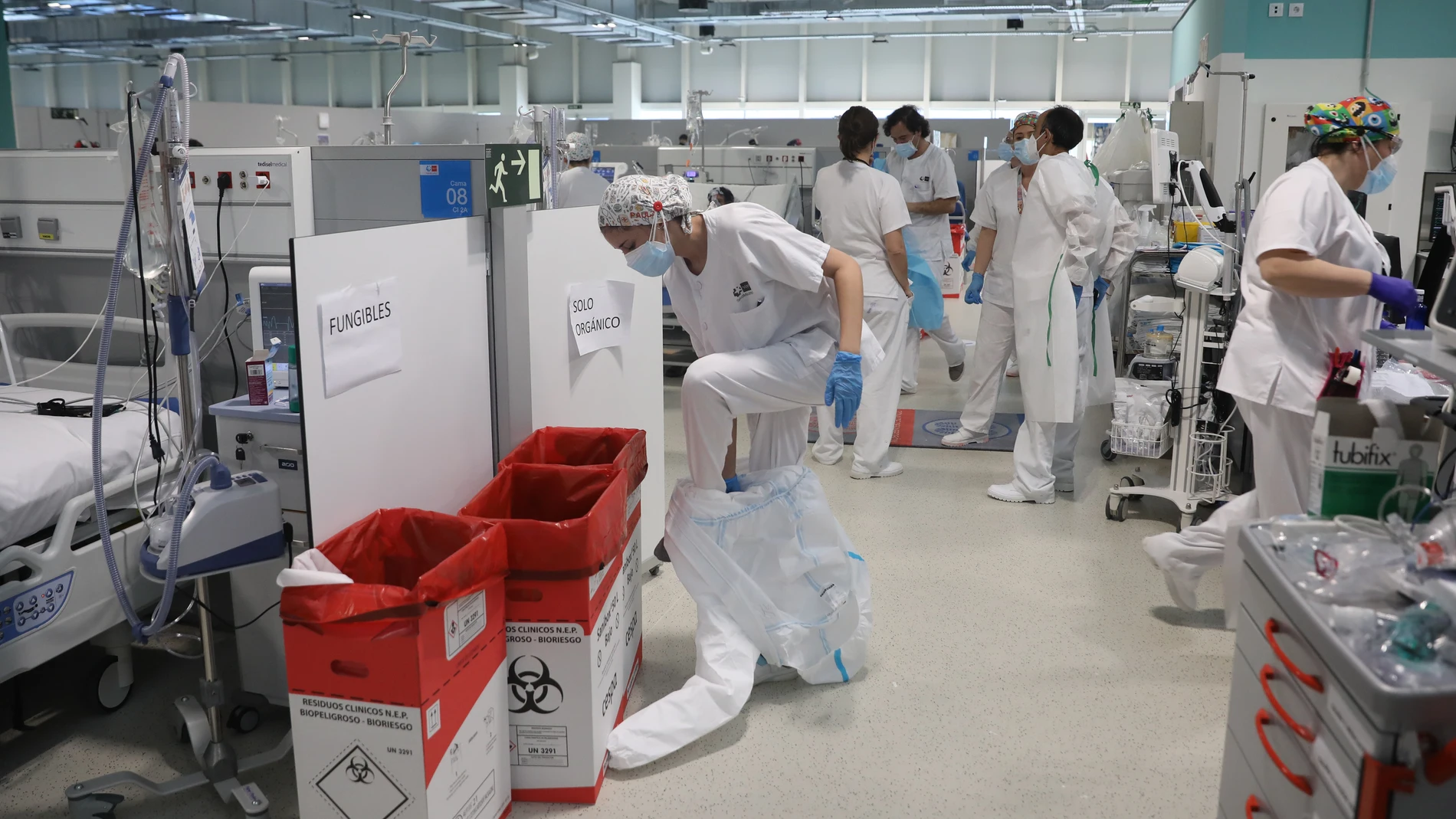 Sanitarios trabajando en el nuevo Hospital Isabel Zendal de Madrid