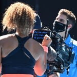 Naomi Osaka escribe un mensaje para su hermana en la cámara de televisión después de vencer a Serena Williams.
