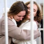 Las periodistas Katerina Bakhvalova y Daria Chultsovas se abrazan tras conocer la sentencia