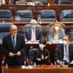 El portavoz del PSOE, Ángel Gabilondo (i), interviene durante una sesión plenaria en la Asamblea de Madrid (España)