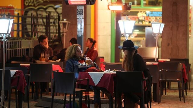 Varias personas toman algo en un bar de Madrid