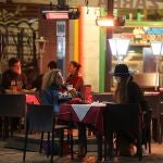Varias personas toman algo en un bar de Madrid