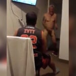 El trabajador de Boca Juniors baila desnudo en la concentración de Los Andes.