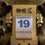 Un calendario con fecha 19 de febrero en el Palacio de la Bolsa de Madrid (España)
