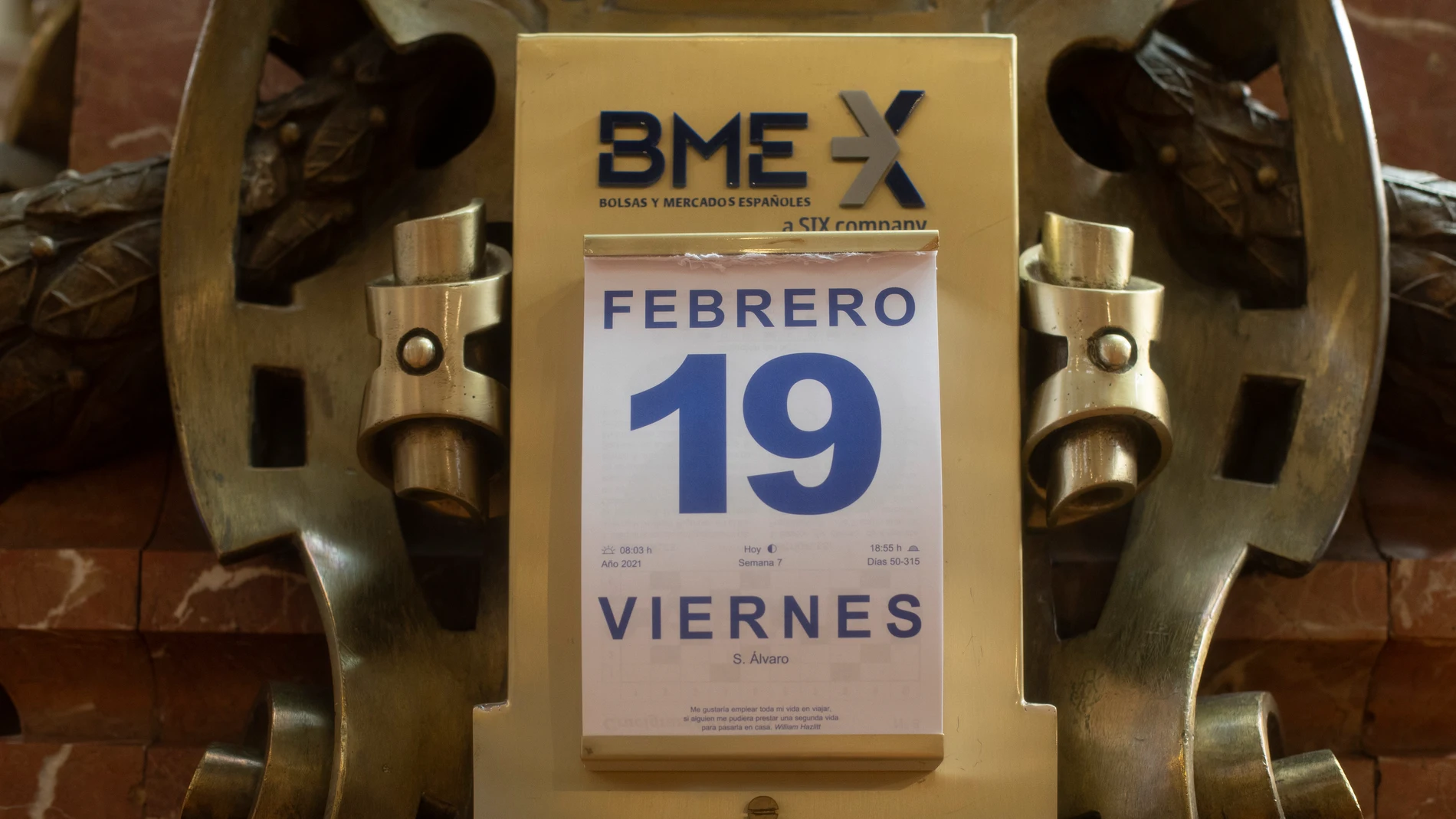 Un calendario con fecha 19 de febrero en el Palacio de la Bolsa de Madrid (España)