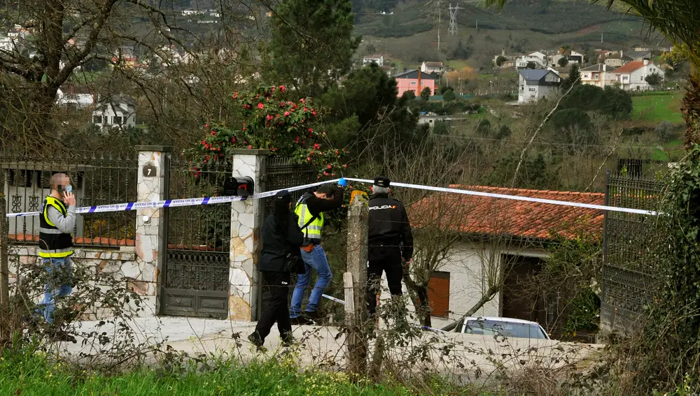 Varios agentes de la Policía Nacional junto a la vivienda