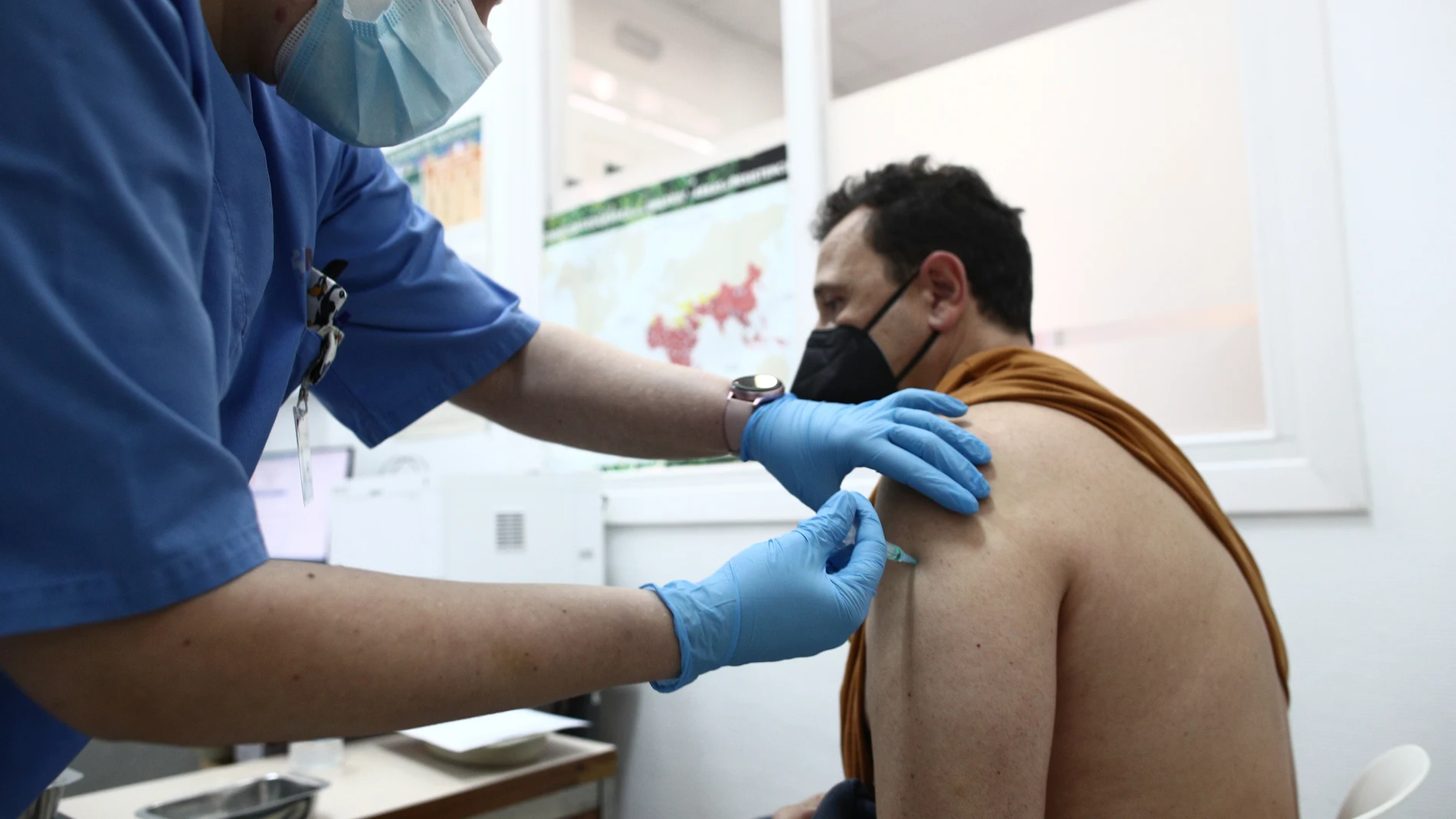 Un hombre recibe la primera dosis de la vacuna contra la COVID-19 de AstraZeneca en un Centro de Vacunación de la Comunidad de Madrid, en Madrid