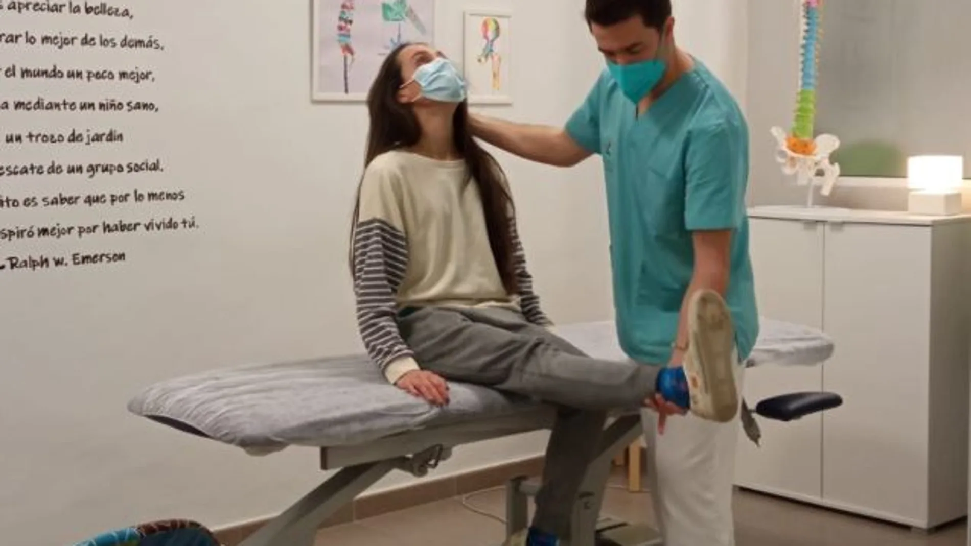 El doctor Antonio Bermejo, en su clínica Riber Center, durante uno de sus tratamientos