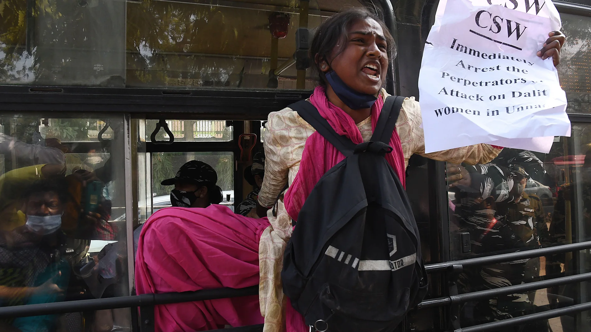 Miembros de la Asociación de Estudiantes de Toda la India gritan consignas contra el Gobierno del estado de Uttar Pradesh durante una protesta contra los crímenes de honor