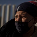 18 February 2021, Mexico, Tijuana: A Central American migrant cries in front of reporters at the main entrance of the El Chaparral border crossing on the border between Tijuana, Mexico, and San Diego, California. Starting this Friday, the new US administration under US President Joe Biden will gradually allow the entry and stay of the last 25000 asylum seekers who until now had to wait in neighbouring Mexico for a decision on their applications. Photo: Stringer/dpa18/02/2021 ONLY FOR USE IN SPAIN