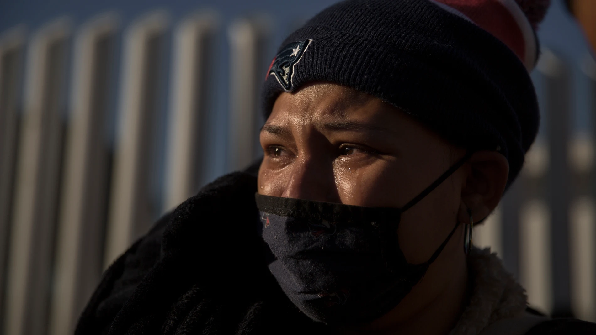 18 February 2021, Mexico, Tijuana: A Central American migrant cries in front of reporters at the main entrance of the El Chaparral border crossing on the border between Tijuana, Mexico, and San Diego, California. Starting this Friday, the new US administration under US President Joe Biden will gradually allow the entry and stay of the last 25000 asylum seekers who until now had to wait in neighbouring Mexico for a decision on their applications. Photo: Stringer/dpa18/02/2021 ONLY FOR USE IN SPAIN