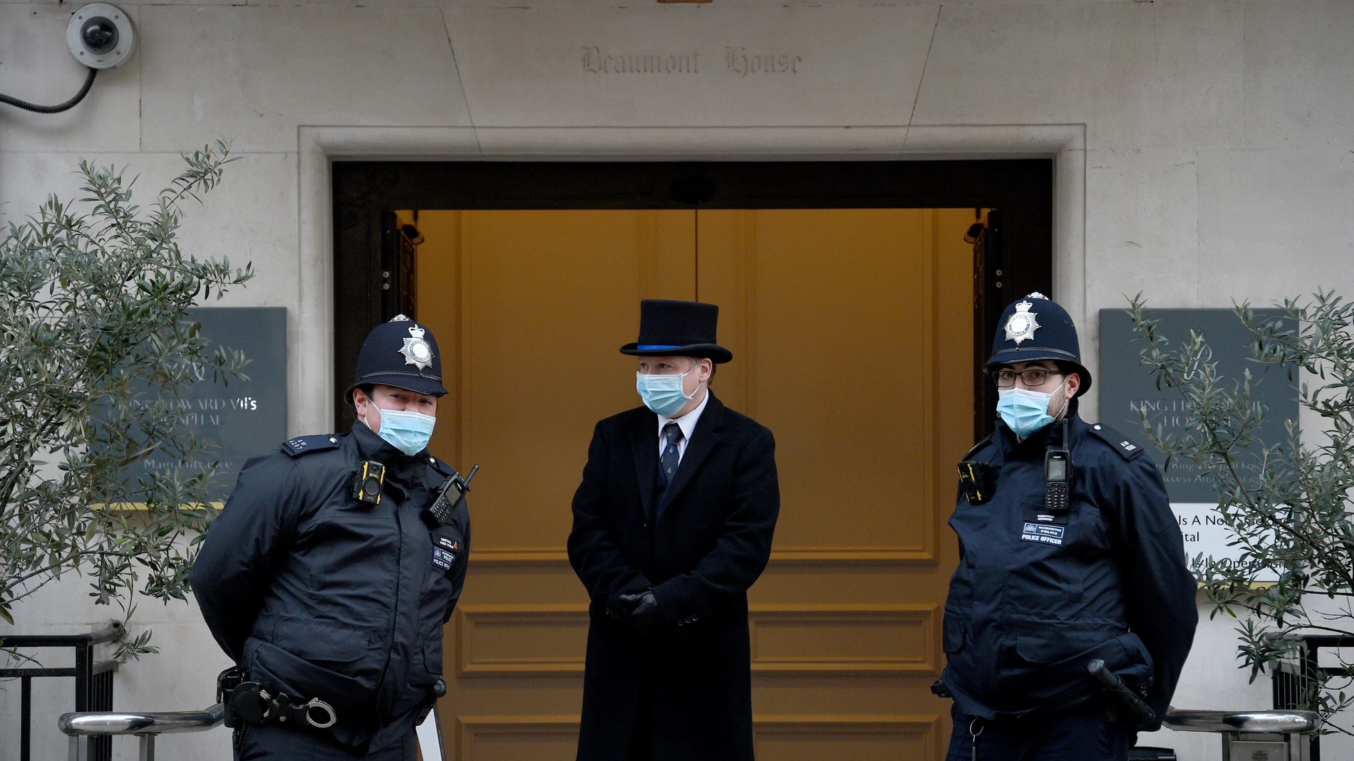 Las Fuerzas de Seguridad hacen guardia en la entrada del hospital Edward VII, donde está ingresado el duque de Edimburgo