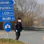 En esta fotografía de archivo del lunes 24 de febrero de 2020, un carabinieri revisa el tráfico hacia o desde el área acordonada en Codogno, a unos 50 kilómetros al sureste de Milán, Italia