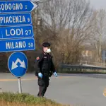 En esta fotografía de archivo del lunes 24 de febrero de 2020, un carabinieri revisa el tráfico hacia o desde el área acordonada en Codogno, a unos 50 kilómetros al sureste de Milán, Italia