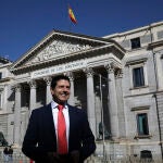 Juan Enrique Gonzálvez posa para LA RAZÓN en la puerta del Congreso de los Diputados