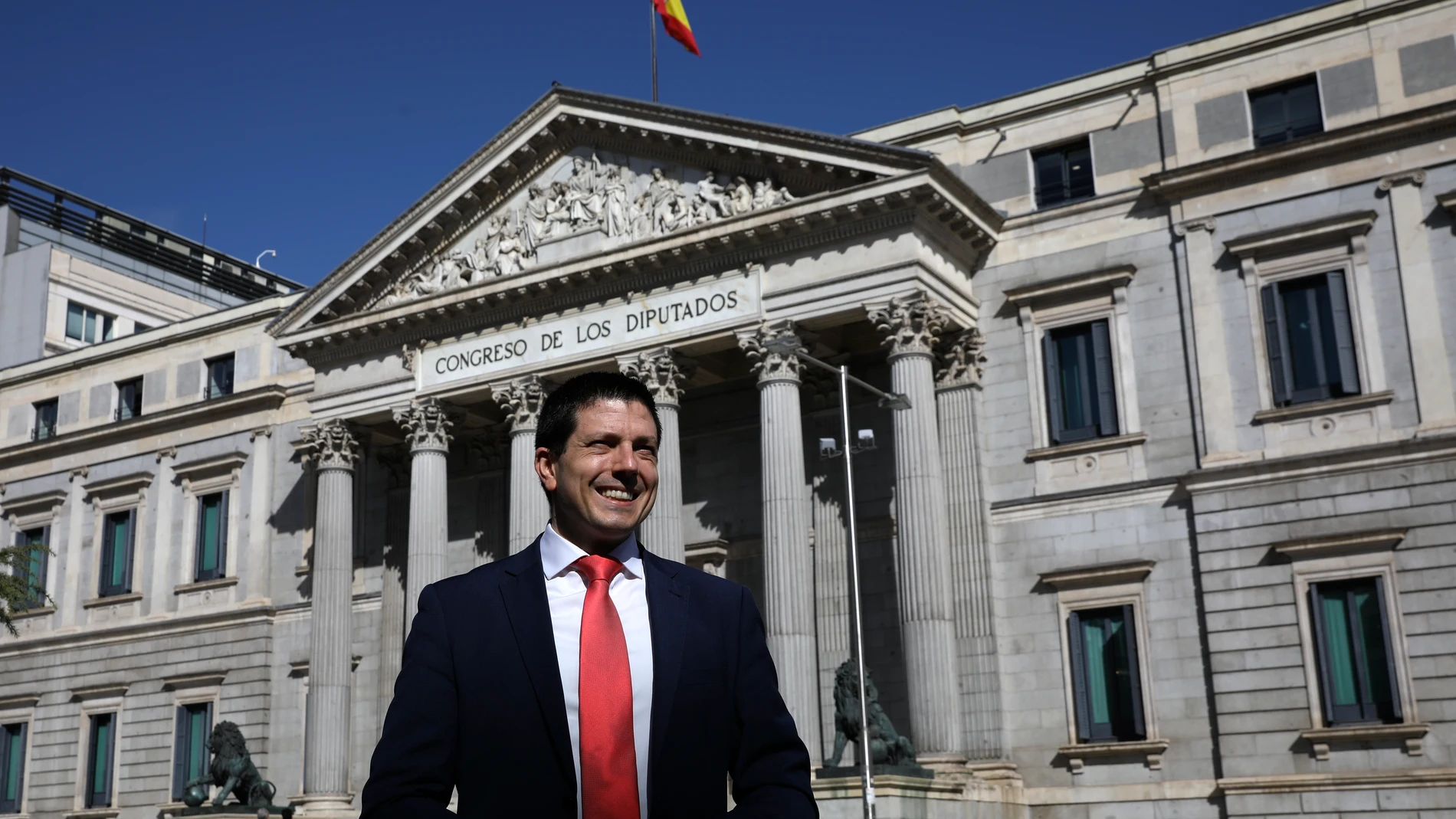 Juan Enrique Gonzálvez posa para LA RAZÓN en la puerta del Congreso de los Diputados