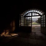 La puerta del Túnel de Villanueva da a la Calle de las Lilas y a la fachada oeste del Palacio Real
