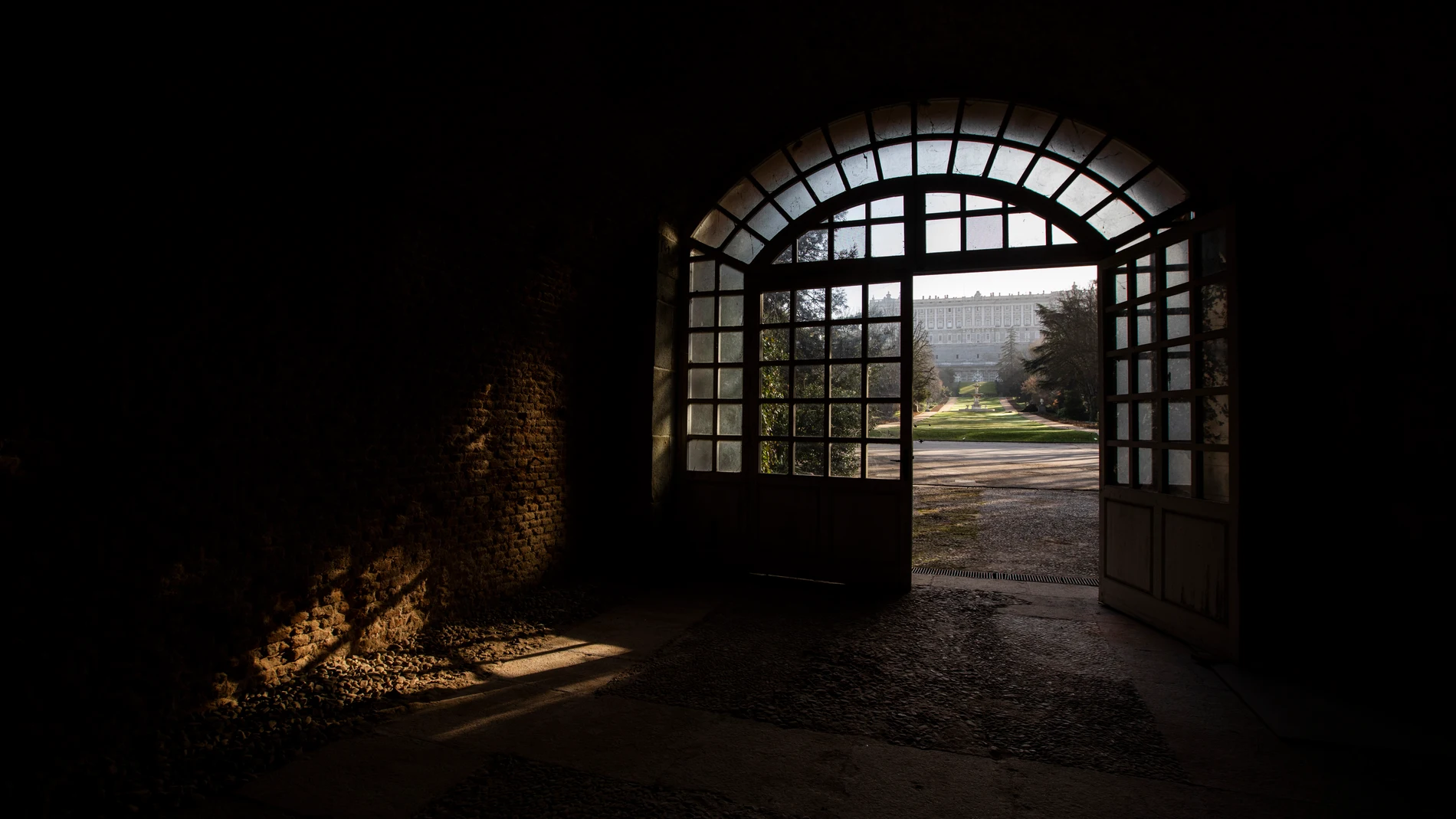 La puerta del Túnel de Villanueva da a la Calle de las Lilas y a la fachada oeste del Palacio Real