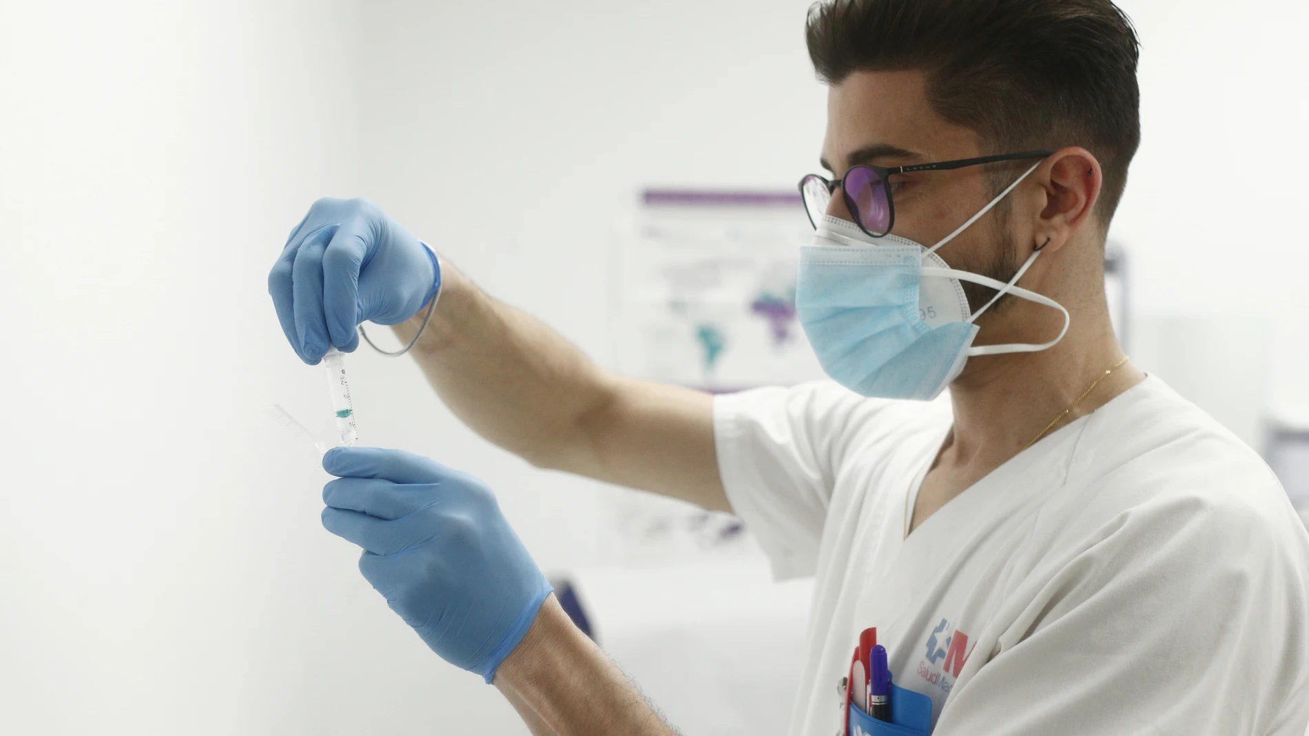 Un profesional sanitario sostiene una dosis de la vacuna contra la COVID-19 de AstraZeneca en un Centro de Vacunación de la Comunidad de Madrid, en Madrid