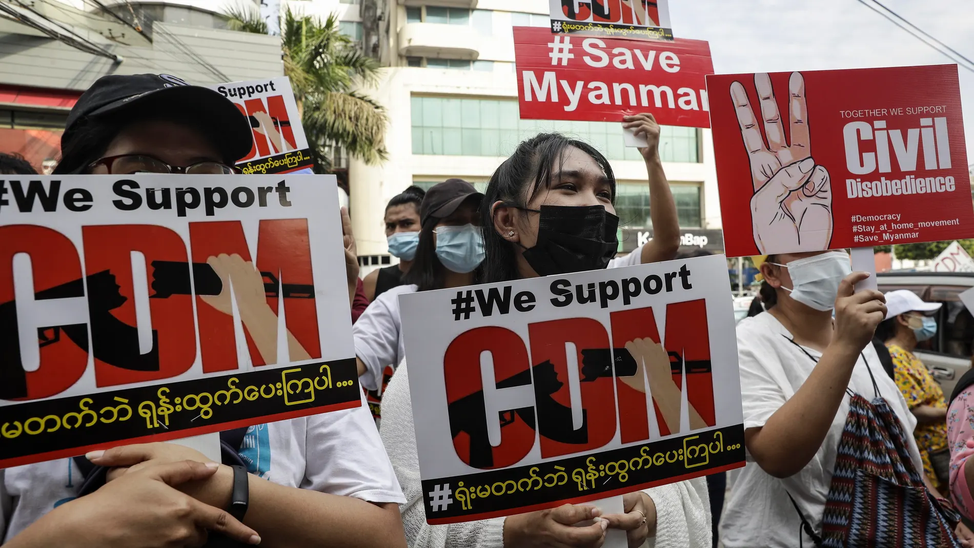 Protesta contra el golpe militar en Rangún (Birmania)