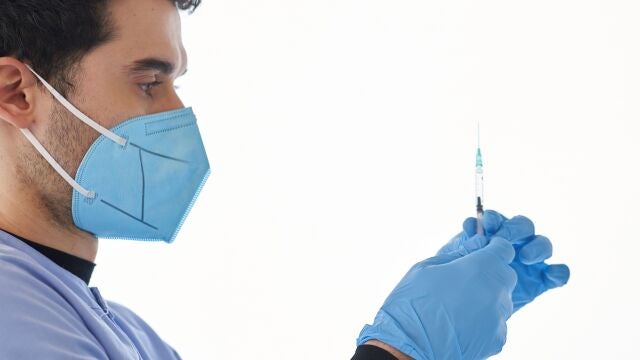 n trabajador sanitario prepara una dosis de la vacuna contra el coronavirus