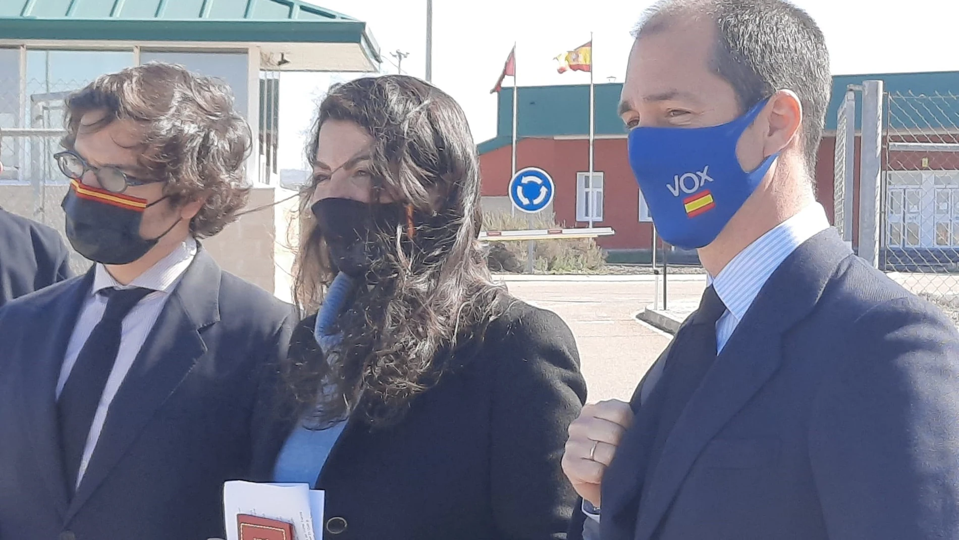 La diputada de Vox, Macarena Olona y dos diputados más de su grupo de la comisión Kitchen cuando fue a la cárcel a entrevistarse con VillarejoEUROPA PRESS19/02/2021