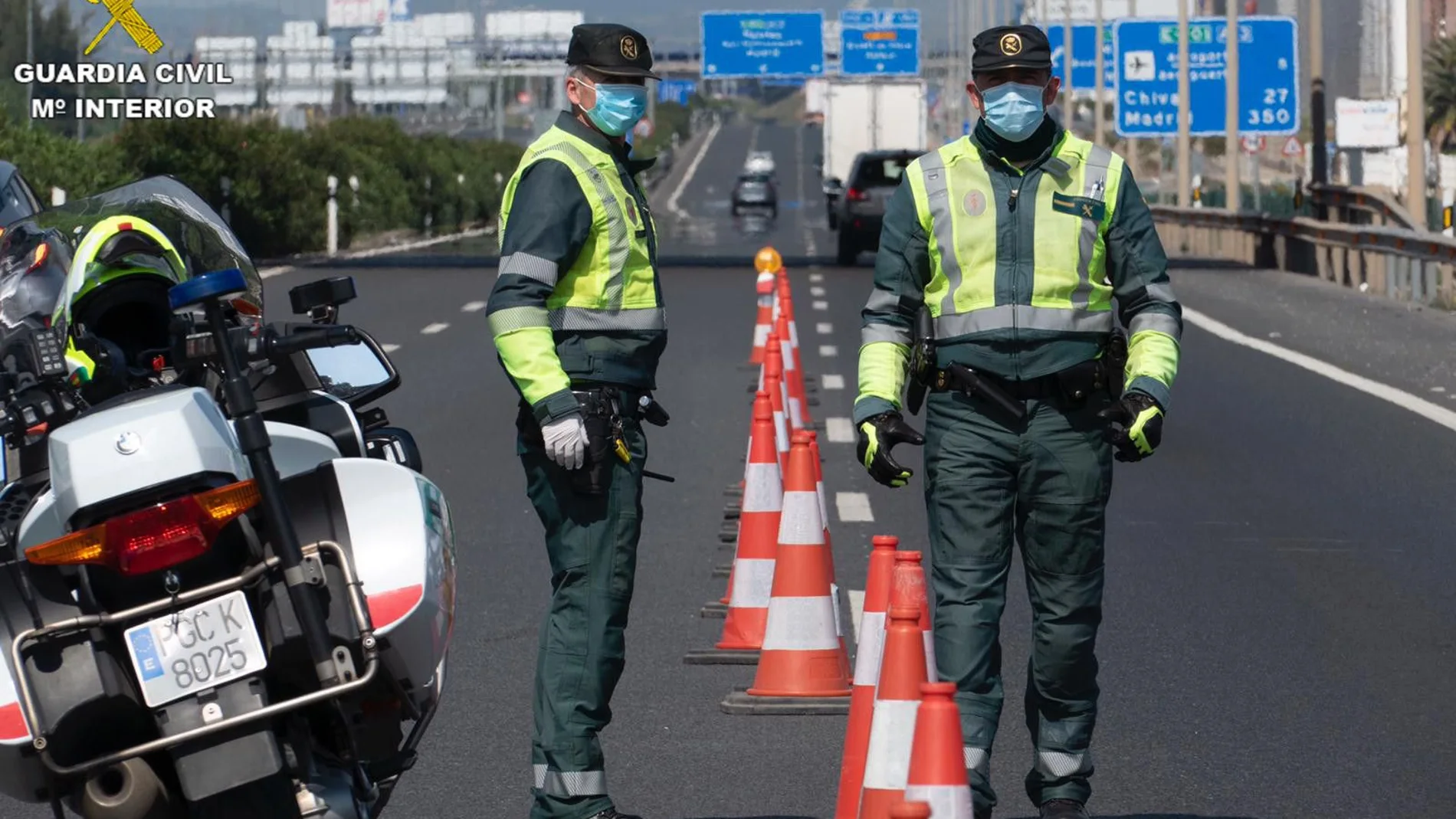 Control de la Guardia Civil en una carretera de Valencia por el cierre perimetral decretado por el Consell