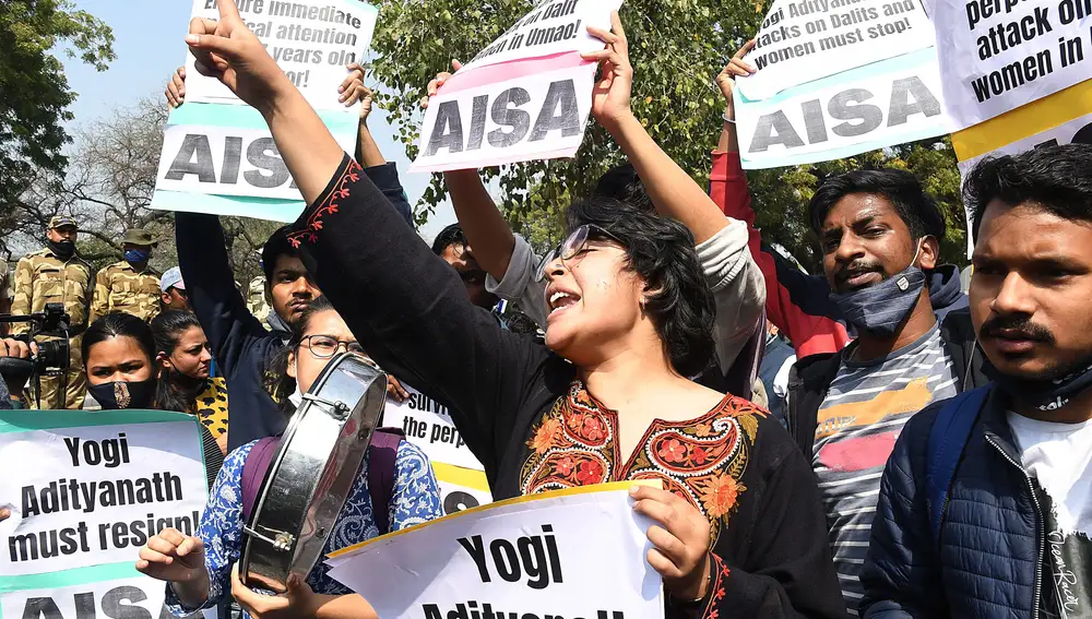 Miembros de la Asociación de Estudiantes gritan consignas contra el Gobierno del estado de Uttar Pradesh durante una protesta contra el asesinato de unas niñas en el campo de su familia