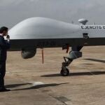 Pedro Sánchez contempla uno de los drones "Predator" del Ejército del Aire