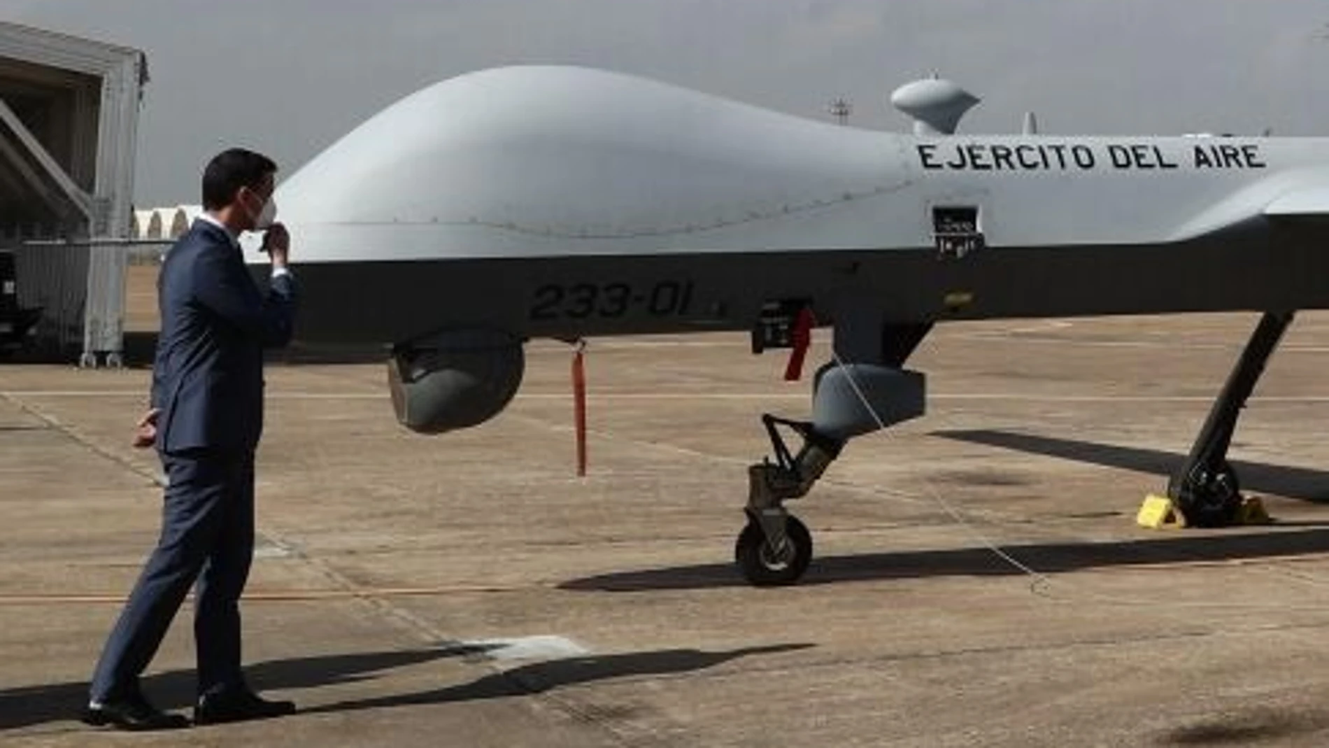 Pedro Sánchez contempla uno de los drones "Predator" del Ejército del Aire