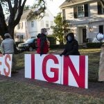 Manifestantes frente a la casa del senador republicano Ted Cruz reclaman su dimisión