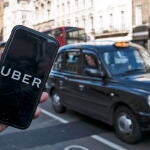 Un móvil ilustrando la aplicación de Uber en el centro de Londres