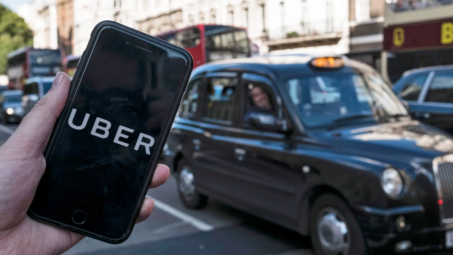 Un móvil ilustrando la aplicación de Uber en el centro de Londres