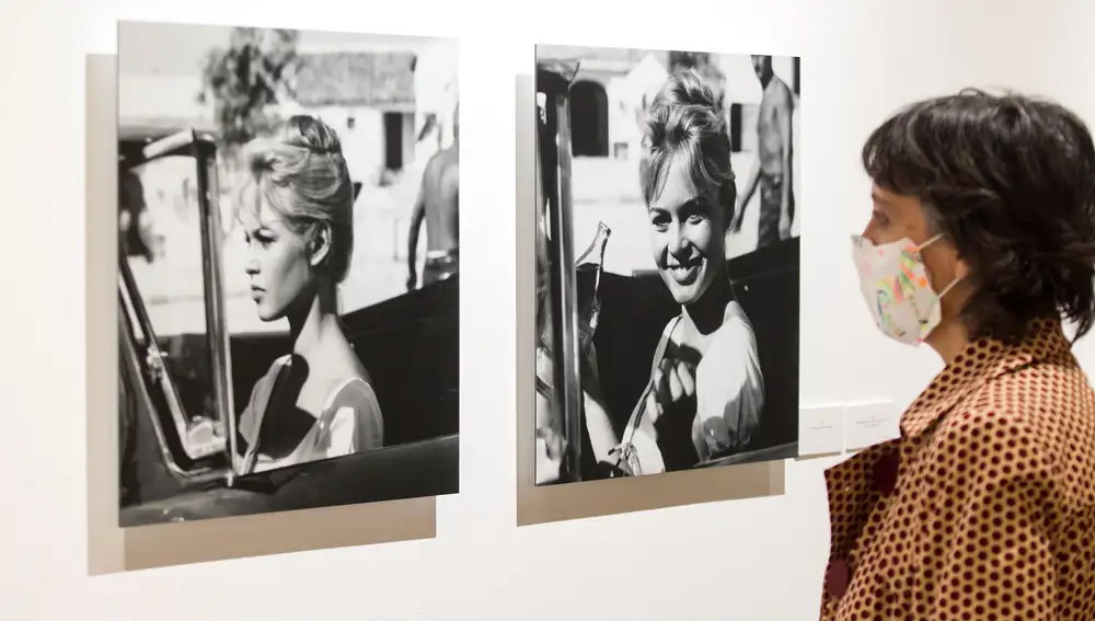 Una mujer observa parte de la exposición fotográfica inédita &quot;Brigitte Bardot, mito y clichés en Málaga&quot;, que muestra imágenes, la mayoría inéditas de la presencia de la actriz y musa francesa Brigitte Bardot en la Costa del Sol