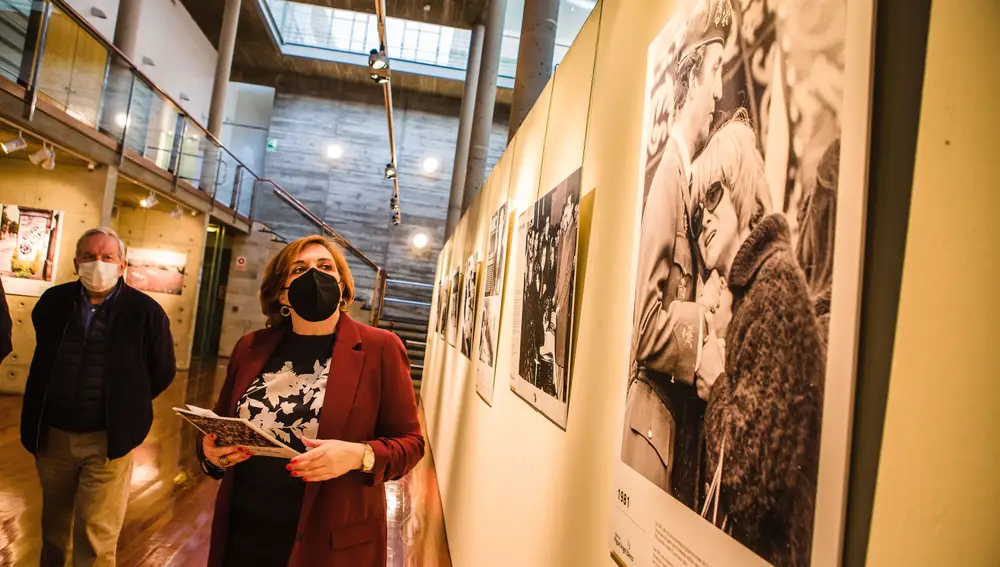 La gerente de la Fundación Miguel Angel Blanco, Cristina Cuesta, y el concejal de Cultura, Jesús Bárez, durante la presentación de la exposición "La voz de la Manos Blancas", en Soria