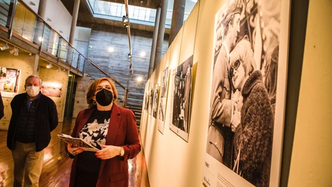 La gerente de la Fundación Miguel Angel Blanco, Cristina Cuesta, y el concejal de Cultura, Jesús Bárez, durante la presentación de la exposición "La voz de la Manos Blancas", en Soria