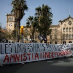 Varias personas sostienen una pancarta donde se lee "Las universidades por la libertad. Amnistía e independencia", durante una manifestación