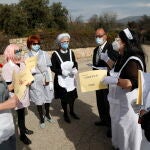 Varias vecinas de Galapagar se concentran vestidas de niñera en la puerta de la casa del vicepresidente del gobierno Pablo Iglesias.